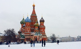 Donner un premier baiser sur la place Rouge de Moscou en Russie