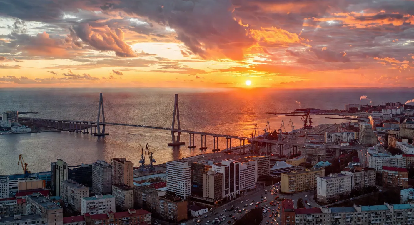 Vue panoramique de Vladivostok avec le pont du Golden Horn au coucher du soleil sur le Pacifique