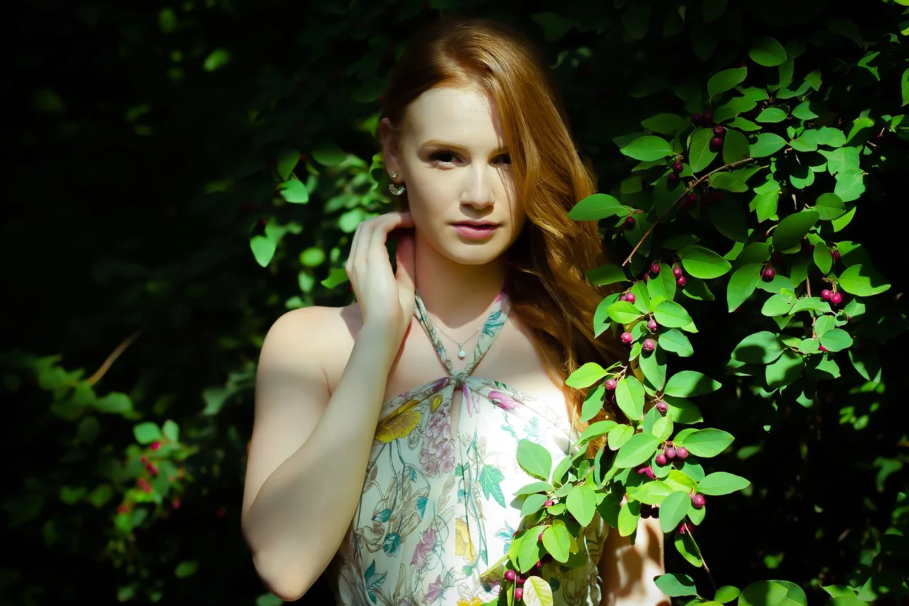 Homme solitaire et timide reflechissant a ses chances en amour — vaincre la timidite